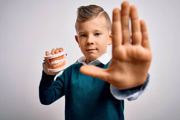 Joven Niño Caucásico Sosteniendo Prótesis Dental Dentadura Postiza Sobre Fondo — Foto de Stock