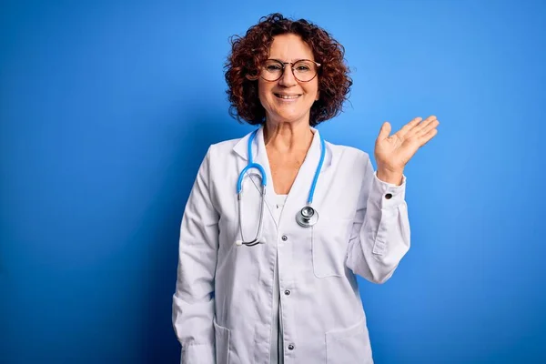 Medioevo Curly Capelli Medico Donna Indossa Cappotto Stetoscopio Sfondo Blu — Foto Stock