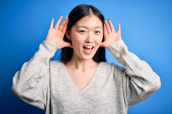 Jonge Mooie Aziatische Vrouw Dragen Casual Trui Staan Blauw Geïsoleerde — Stockfoto