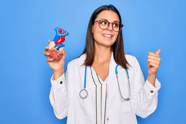 Jeune Belle Femme Cardiologue Brune Portant Stéthoscope Tenant Cœur Plastique — Photo