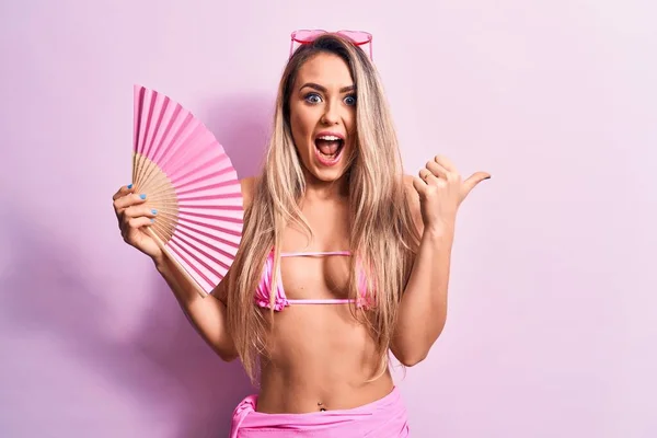 Young Beautiful Woman Wearing Bikini Sunglasses Using Hand Fan Pink — Stock Photo, Image