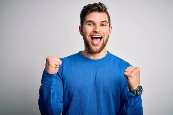 Joven Hombre Rubio Guapo Con Barba Ojos Azules Usando Suéter —  Fotos de Stock