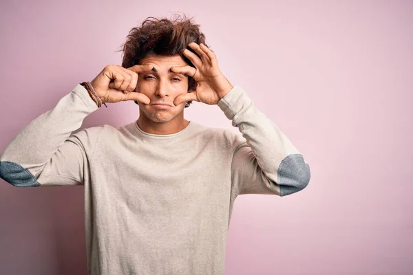 Ung Stilig Man Bär Casual Shirt Stående Över Isolerad Rosa — Stockfoto