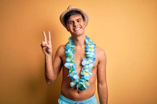 Joven Hombre Turístico Guapo Vacaciones Con Trajes Baño Flores Lei — Foto de Stock