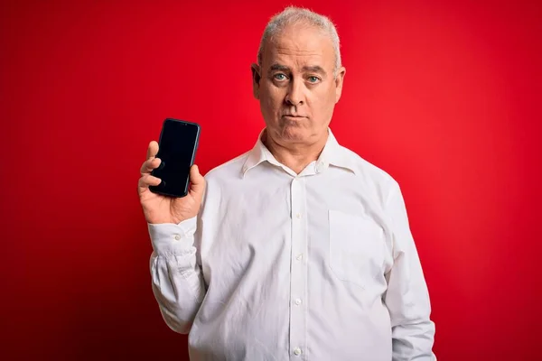 Středního Věku Chraplavý Muž Držící Smartphone Zobrazující Obrazovku Přes Izolované — Stock fotografie