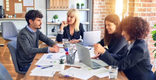 Grupp Affärsanställda Ler Glada Och Självsäkra Arbeta Tillsammans Med Leende — Stockfoto