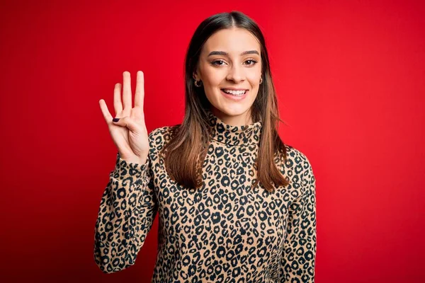 Jovem Bela Mulher Morena Vestindo Camisola Casual Sobre Fundo Vermelho — Fotografia de Stock