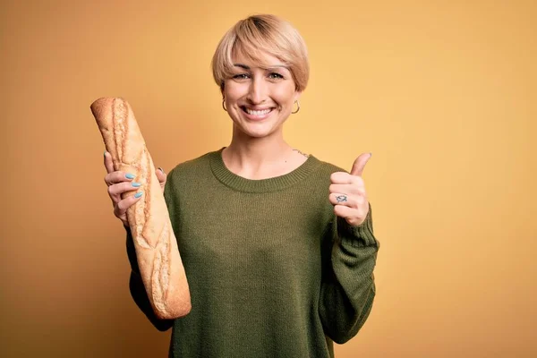 Jonge Blonde Vrouw Met Kort Haar Houden Vers Brood Baguette — Stockfoto