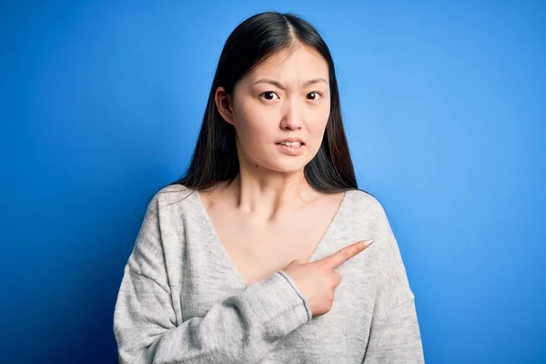 아름다운 스웨터 아시아 여인은 손가락으로 걱정하고 긴장하며 걱정하고 놀라는 표정을 — 스톡 사진