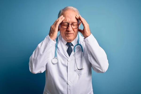 Yaşlı Gri Saçlı Doktor Steteskop Mavi Arka Planda Tıbbi Ceket — Stok fotoğraf