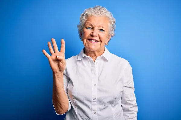 Senior Vacker Kvinna Bär Elegant Skjorta Stående Över Isolerad Blå — Stockfoto