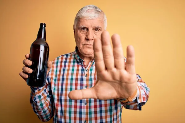 Senior Knappe Hamsterman Drinken Fles Bier Staande Geïsoleerde Gele Achtergrond — Stockfoto