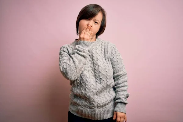 Jonge Vrouw Met Syndroom Draagt Casual Trui Geïsoleerde Achtergrond Verveeld — Stockfoto