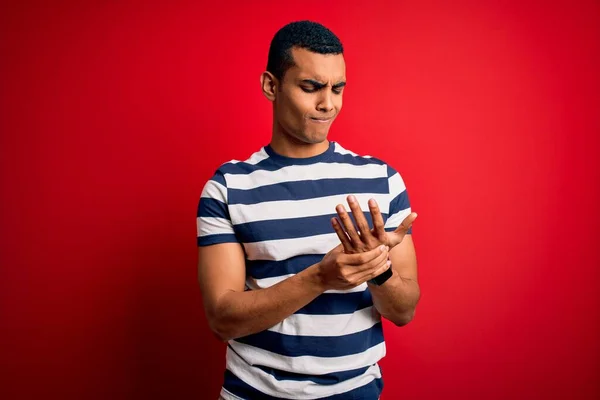 Pohledný Africký Američan Nosí Neformální Pruhované Tričko Stojící Nad Červeným — Stock fotografie