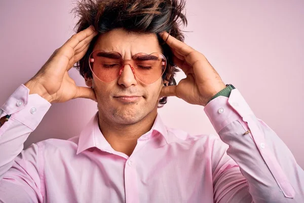 안경을 고립된 분홍색 배경을 잘생긴 남자가 편두통때문에 극도로 힘들어 스트레스를 — 스톡 사진