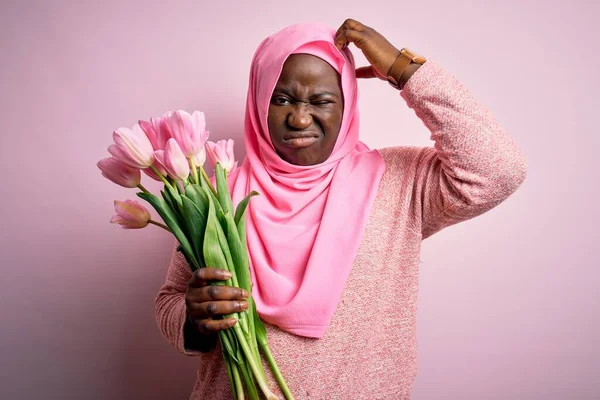 Ung Afrikansk Amerikan Storlek Kvinna Bär Muslimsk Hijab Innehar Bukett — Stockfoto