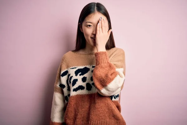 Jonge Mooie Aziatische Vrouw Dragen Dier Print Mode Trui Roze — Stockfoto