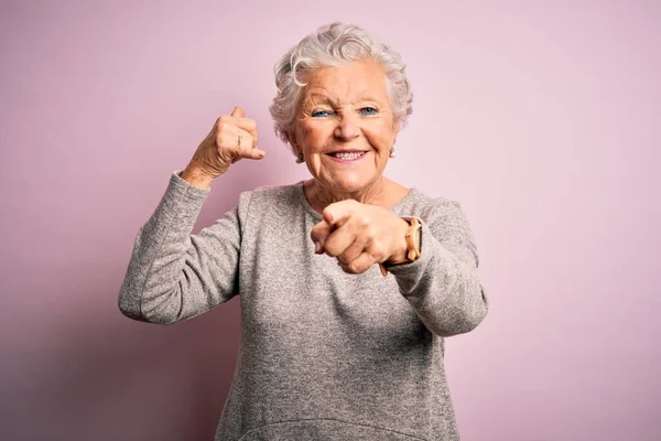 Senior Hermosa Mujer Con Camiseta Casual Pie Sobre Fondo Rosa —  Fotos de Stock