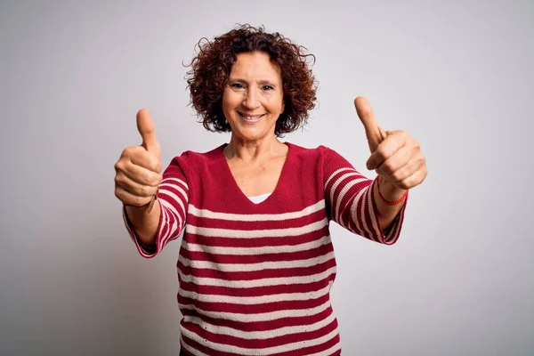 Schöne Frau Mittleren Alters Mit Lockigem Haar Lässig Gestreiftem Pullover — Stockfoto