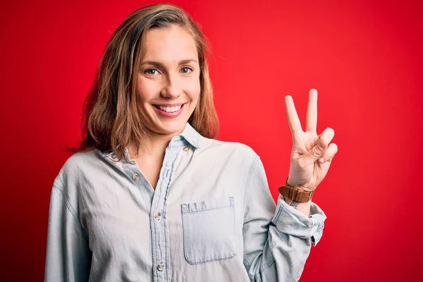 Jonge Mooie Blonde Vrouw Draagt Casual Denim Shirt Geïsoleerde Rode — Stockfoto