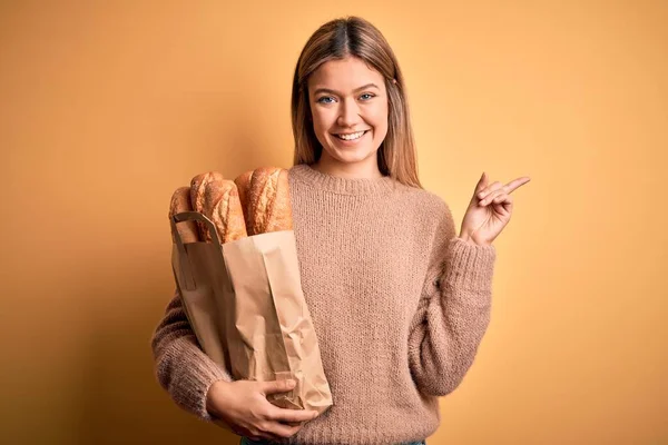 Joven Hermosa Mujer Sosteniendo Bolsa Papel Con Pan Sobre Fondo —  Fotos de Stock