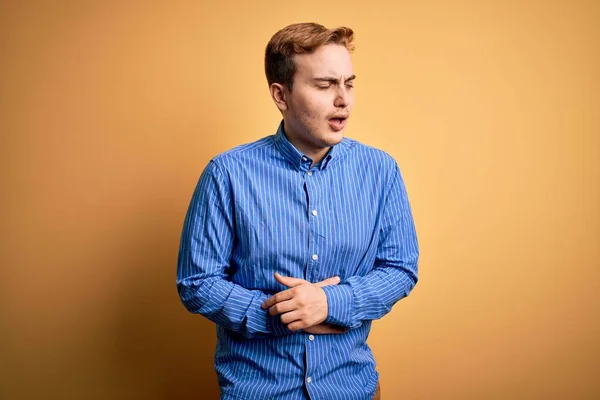 Mladý Pohledný Zrzek Muž Neformální Pruhované Košili Přes Izolované Žluté — Stock fotografie