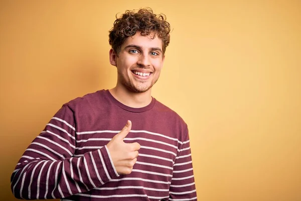 Joven Hombre Guapo Rubio Con Pelo Rizado Usando Suéter Rayas —  Fotos de Stock