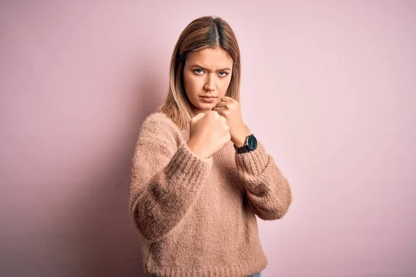 Pembe Izole Edilmiş Arka Plan Üzerine Kışlık Yün Kazak Giyen — Stok fotoğraf