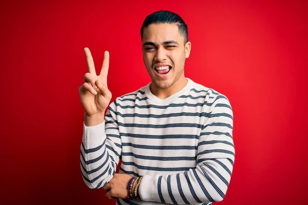 Joven Brasileño Con Camiseta Casual Rayas Pie Sobre Fondo Rojo —  Fotos de Stock