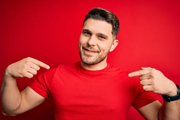 Hombre Joven Con Ojos Azules Que Lleva Camiseta Casual Sobre — Foto de Stock