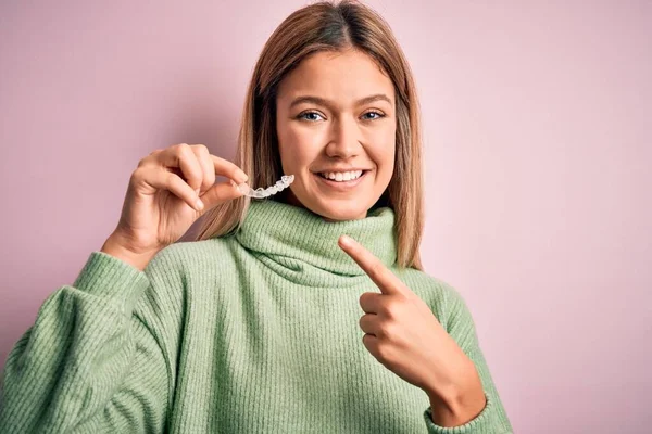 Ung Vacker Kvinna Som Håller Linje Stående Över Isolerad Rosa — Stockfoto