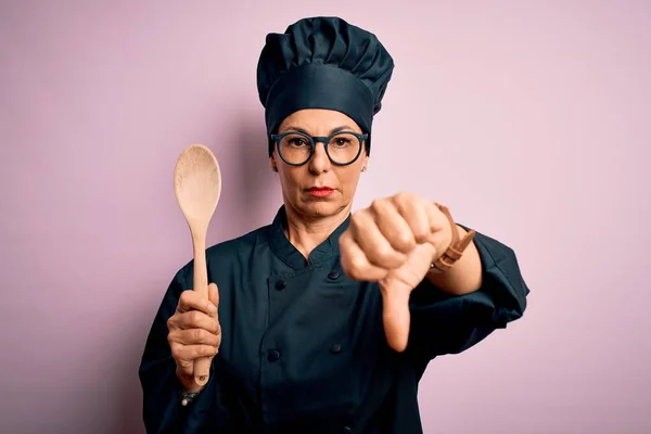 Orta Yaşlı Esmer Aşçı Kadın Aşçı Üniforması Giyiyor Elinde Kızgın — Stok fotoğraf
