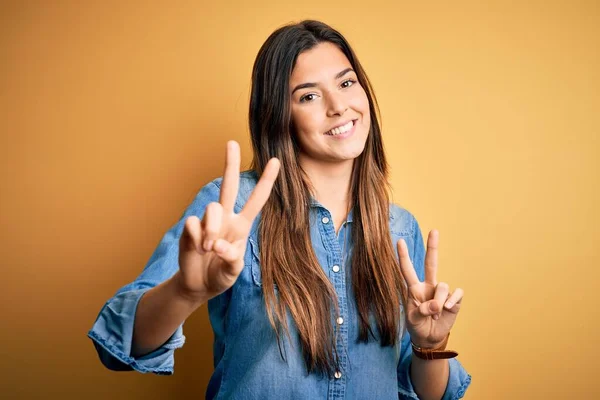 Joven Chica Hermosa Con Camisa Vaquera Casual Pie Sobre Fondo —  Fotos de Stock