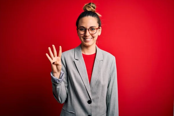 Junge Schöne Blonde Geschäftsfrau Mit Blauen Augen Die Brille Und — Stockfoto