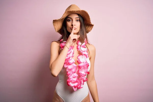 Junge Schöne Brünette Frau Urlaub Badeanzug Und Hawaiiblumen Und Bitten — Stockfoto