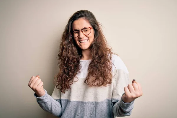 Junge Schöne Frau Mit Lockigem Haar Pullover Und Brille Über — Stockfoto