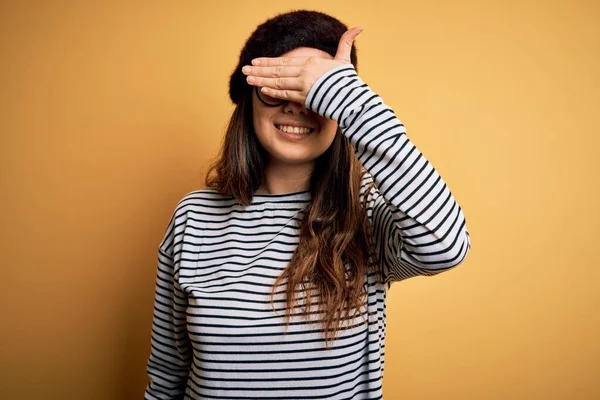 Giovane Bella Donna Bruna Con Berretto Francese Occhiali Sfondo Giallo — Foto Stock