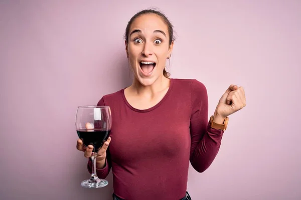 Joven Hermosa Mujer Bebiendo Copa Con Vino Tinto Sobre Fondo — Foto de Stock