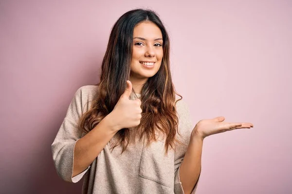 Ung Vacker Brunett Kvinna Bär Casual Tröja Stående Över Rosa — Stockfoto