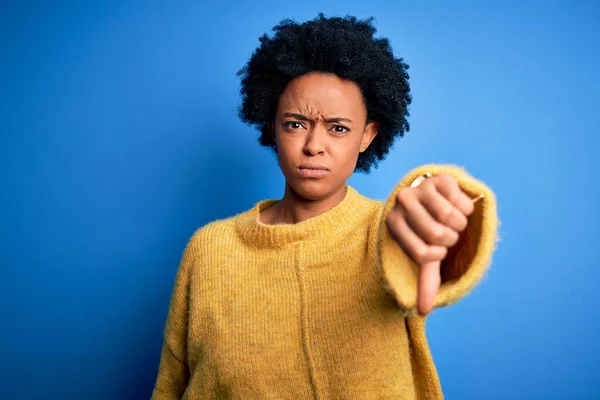 Jonge Mooie Afro Amerikaanse Afro Vrouw Met Krullend Haar Draagt — Stockfoto