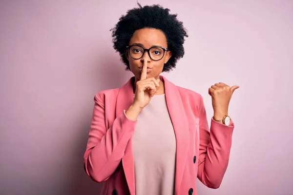 Jovem Afro Empresária Afro Americana Bonita Com Cabelo Encaracolado Vestindo — Fotografia de Stock