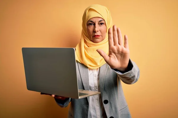 Брюнетка Середнього Віку Бізнес Леді Традиційному Мусульманському Хіджабі Ноутбуком Відкритою — стокове фото