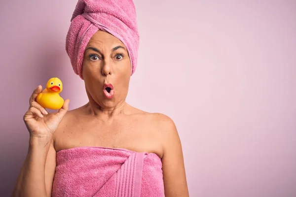 Mujer Mediana Edad Que Usa Toalla Baño Rosa Belleza Cuidado — Foto de Stock