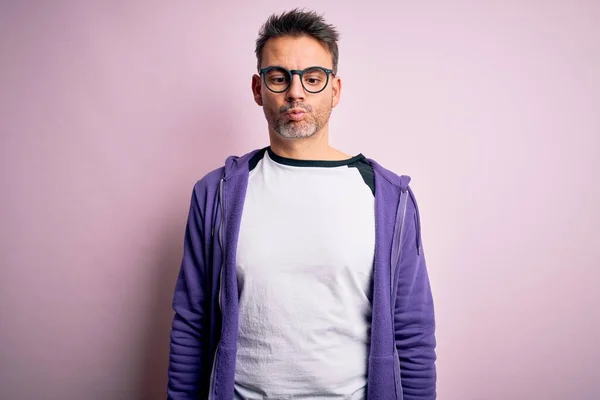 Jeune Bel Homme Portant Sweat Shirt Violet Des Lunettes Debout — Photo