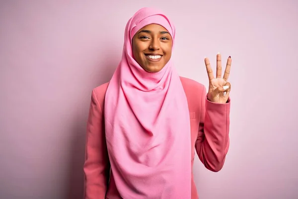 Young African American Afro Woman Wearing Muslim Hijab Isolated Pink — Stock Photo, Image