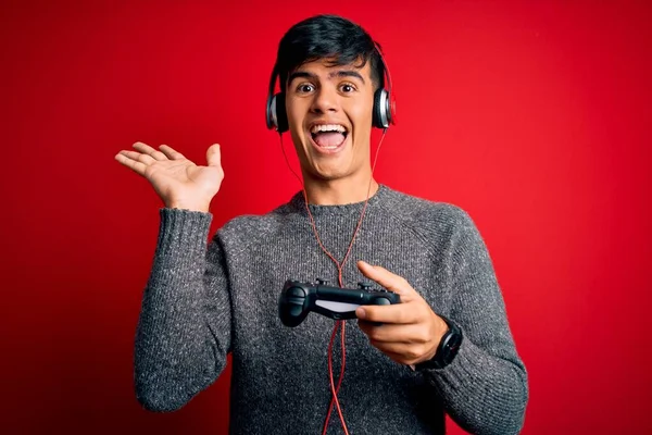 Jovem Jogador Bonito Homem Jogando Videogame Usando Joystick Fones Ouvido — Fotografia de Stock