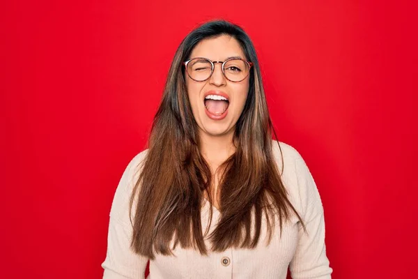 Joven Mujer Hispana Inteligente Con Gafas Pie Sobre Fondo Rojo —  Fotos de Stock