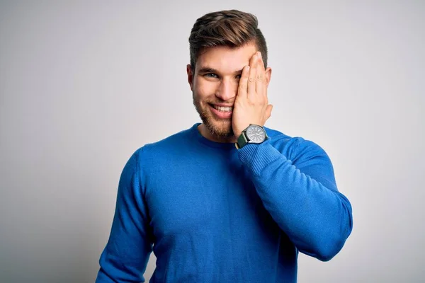 Joven Hombre Rubio Guapo Con Barba Ojos Azules Usando Suéter —  Fotos de Stock