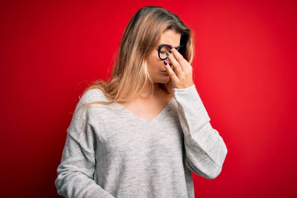 Mladá Krásná Blondýna Žena Nosí Svetr Brýle Izolovaném Červeném Pozadí — Stock fotografie