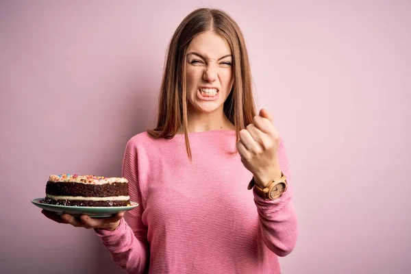 Joven Hermosa Pelirroja Sosteniendo Pastel Cumpleaños Sobre Fondo Rosa Aislado — Foto de Stock